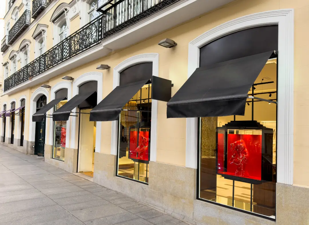 Façade vitrine de magasin en aluminium sur mesure à Sainte-Soulle